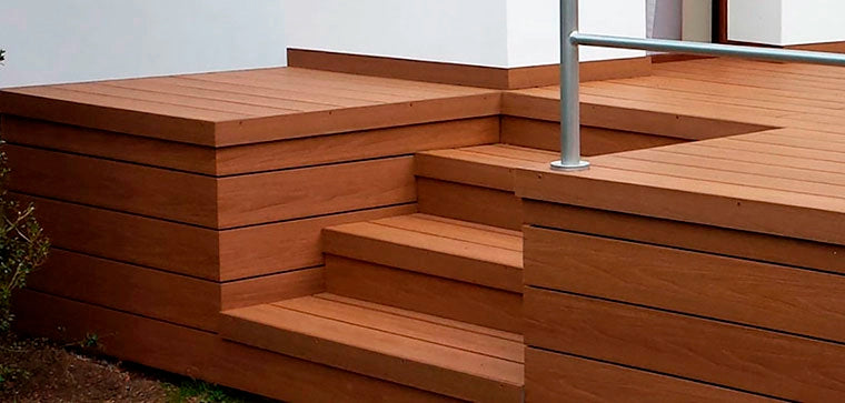 Terraza exterior con tarima de madera composite